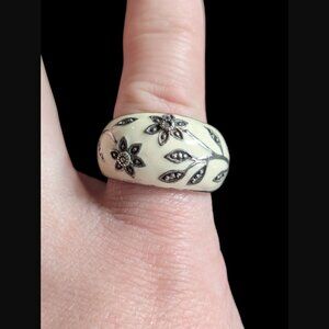 925 Sterling Silver Cream Enamel Marcasite Flower Pattern Size 7 Dome Ring